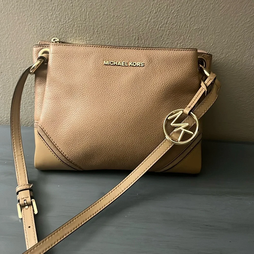 Michael Kors Nicole Triple Compartment Crossbody Bag, Beige Leather Gold Har EUC